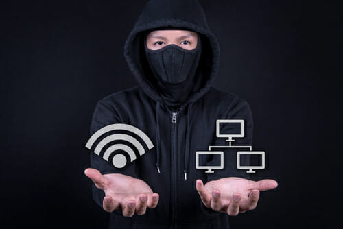 黒いパーカーを着た男性が手に Wi-Fi のシンボルを持ち、中国風の雰囲気を漂わせています。