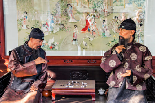 二人の男人正在下棋士