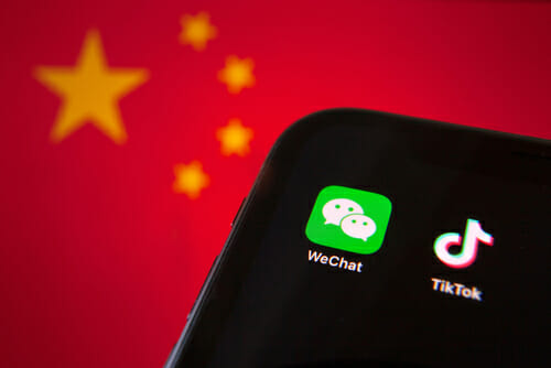 tiktokのロゴが入った中国のスマートフォン。