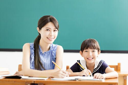 一人の女性と一人の小さな女の子がパネルの前にあり、パネルが前にあります。