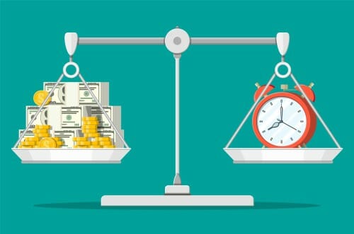 中国からのお金が入った天秤。