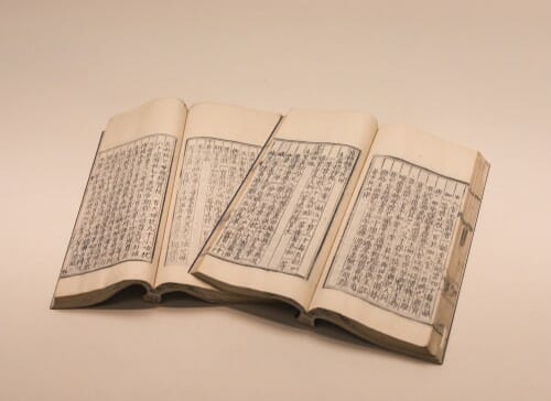 中国語で書かれた中国の本が 3 冊あります。
