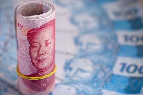 紙幣の上にある中国の通貨のロール。