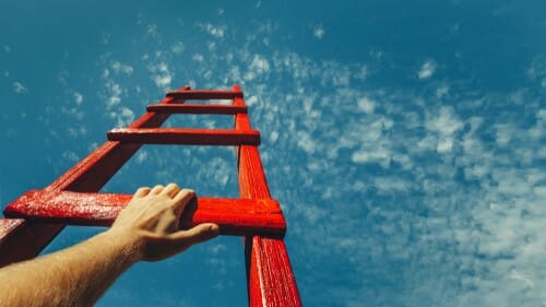 片方の手が茶色い階段に向かって伸び、天空に到達した。