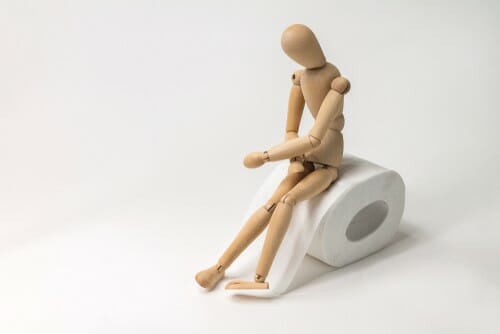 中国のトイレットペーパーの芯の上に座るマネキン。