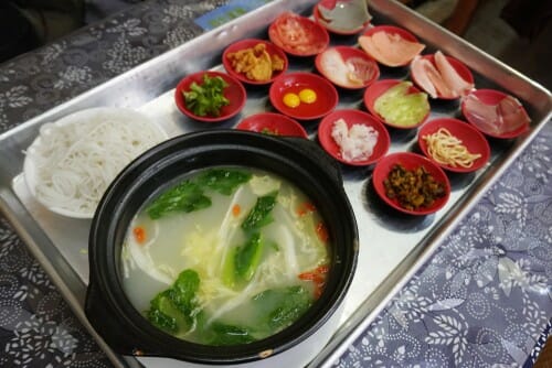 説明：肉と野菜が盛られた中国の托鉢。