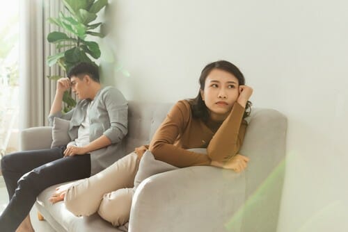中国のリビングルームのソファに座る男性と女性。