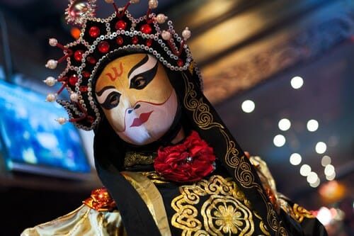 バーでマスクをした中国の女性。