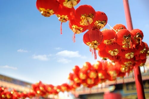 青い空を背景に赤い中国の提灯。