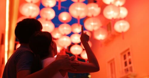 説明：ある夫は中国の夜道を上手に維持しています。