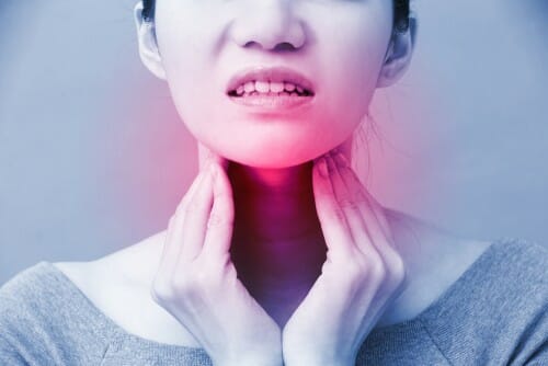喉が痛い中国の女性。