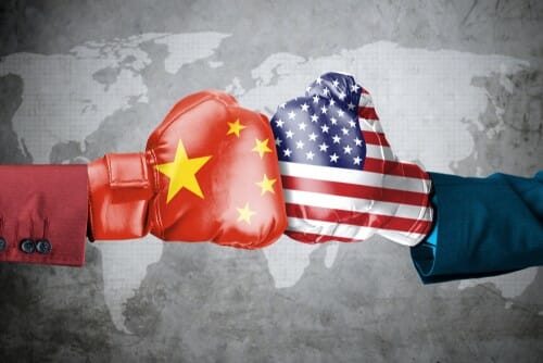 中国のタッチを持つ世界地図上に 2 つのアメリカのボクシング グローブ。