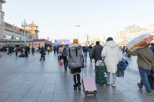 説明： 一群の人が街の上を走っている行李。
关键词：中国