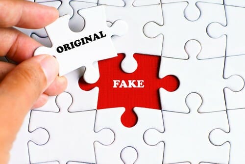 「オリジナルフェイク」という言葉が書かれたパズルのピースを持っている人。