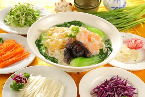 野菜と麺が入ったヌードルスープ。