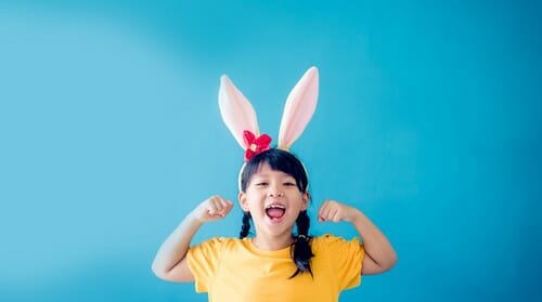 耳栓をした女性の姿が写真に撮られている。