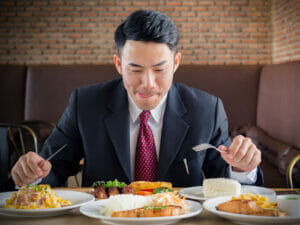 西服を着た男性が中国餐馆吃食品に滞在していた。