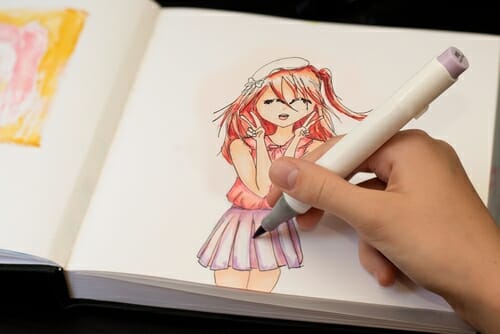 中国のノートにアニメの女の子を描いている人。