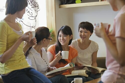コーヒーテーブルの周りに座っている女性たち。