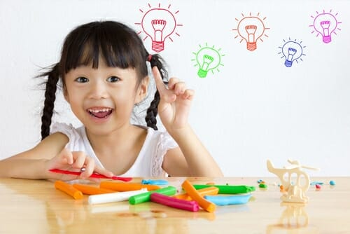 説明: 小さな女の子の椅子が子の枠にあり、手には電球と電球が着いています。
关键词：