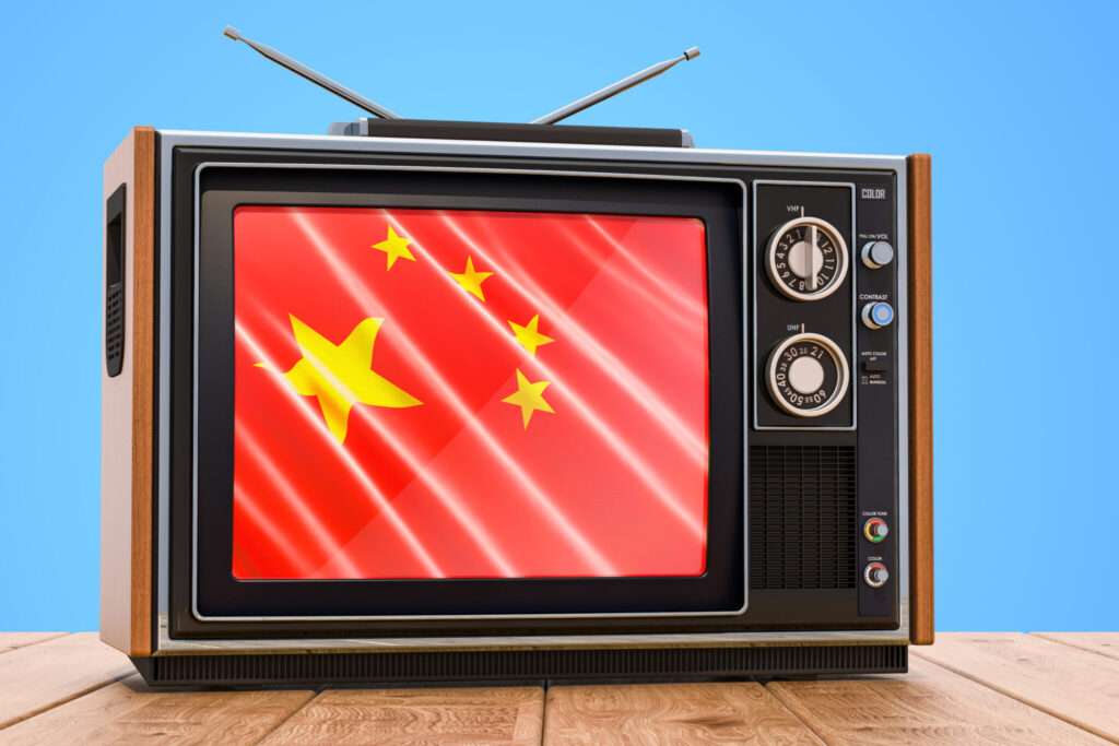 中国の国旗が表示された古いテレビ。