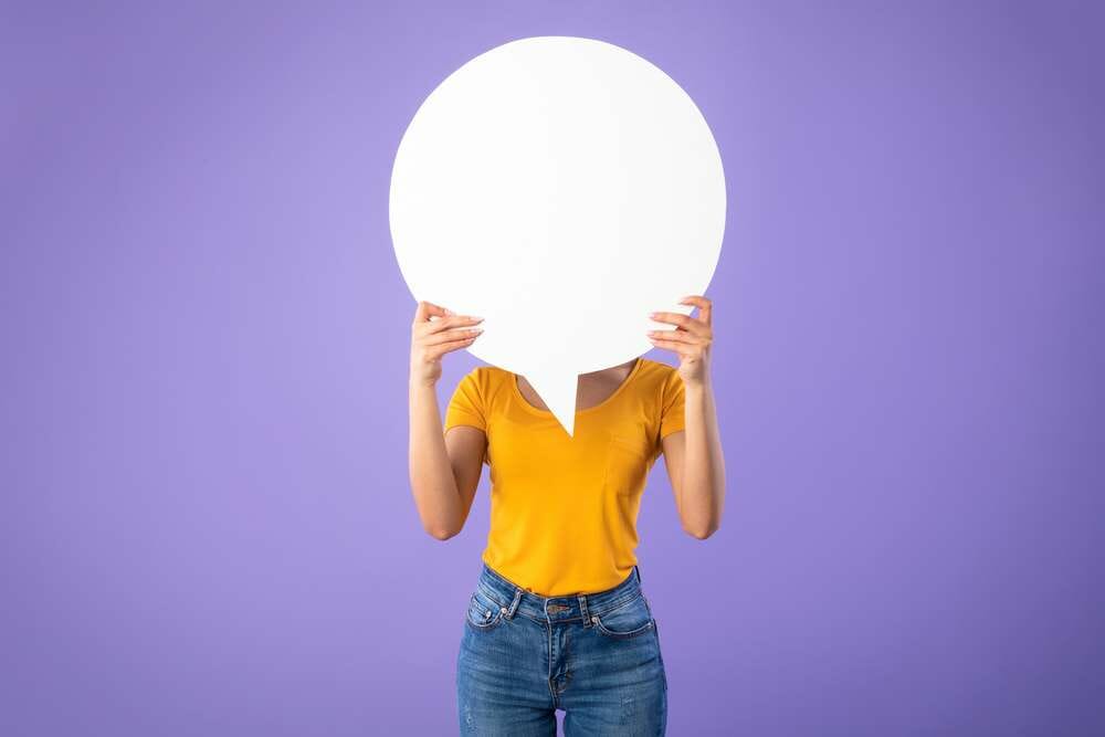 中国の紫色の背景に白い吹き出しを持つ若い女性。