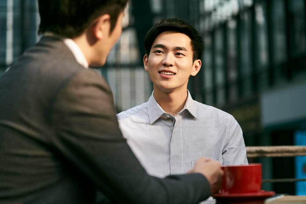 説明: 一軒家咖啡店で、両名の男が交易中です。
关键词:中国