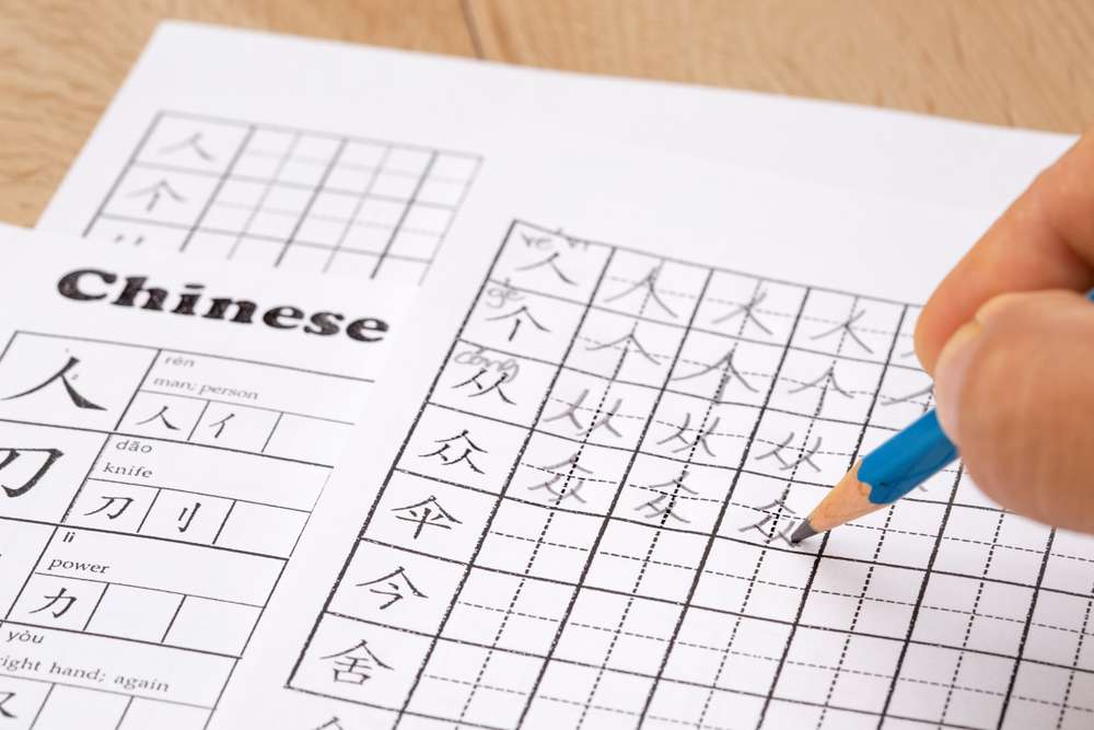 人が紙に中国の文字を書いています。