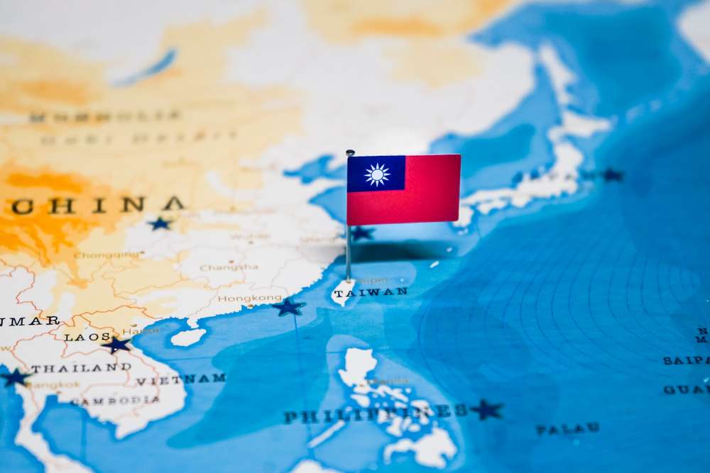 中華民国 (ROC) としても知られる台湾の国旗が地図上に固定されています。
