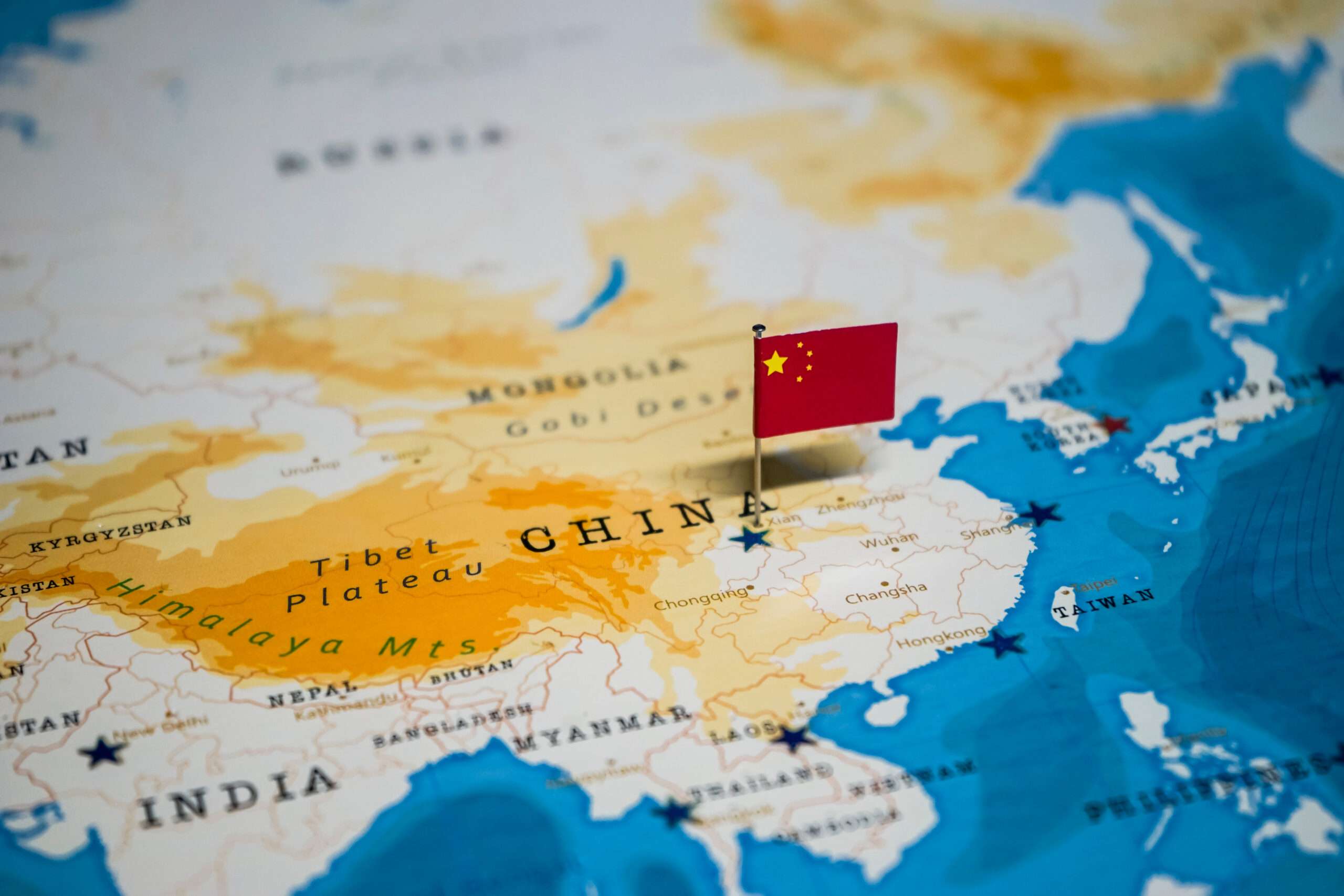 中国の地図上に国旗がピンで留められています。