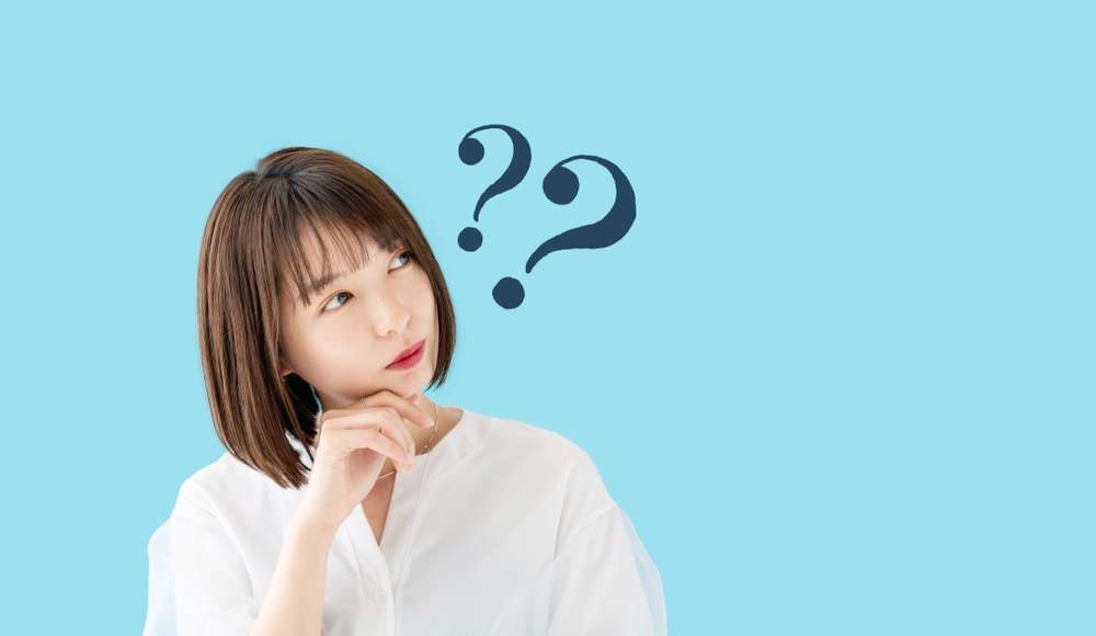 1年前の女性で、頭には番号があります。