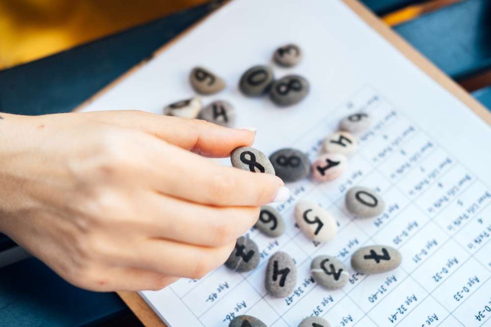 中国で石が乗ったクリップボードを持つ手。