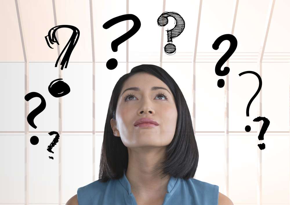         中国で頭の上に疑問符を見上げる女性。