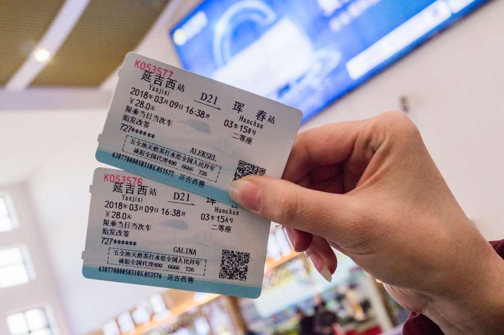 ある人がテレビの前で 2 つの票サイトを視聴しました。