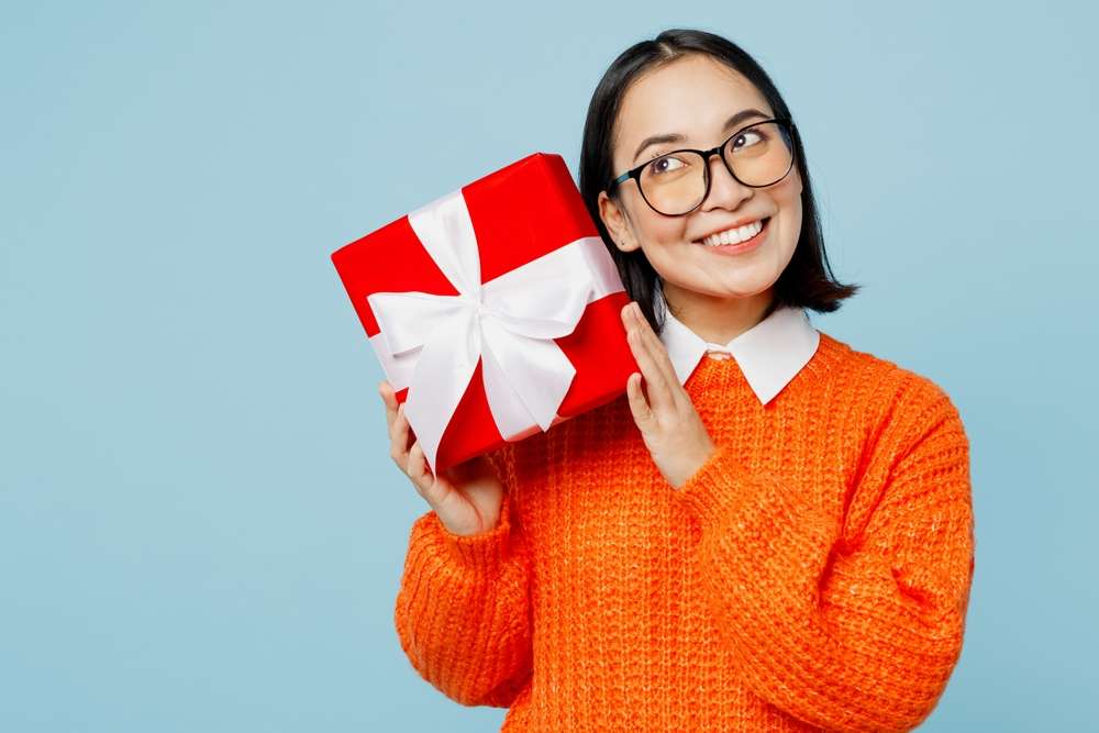 亚洲女性の手を持つ茶色の礼盃。