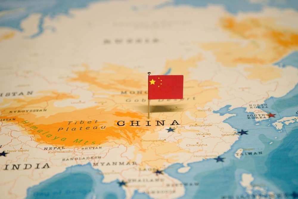 中国の国旗が地図上にピン留めされています。