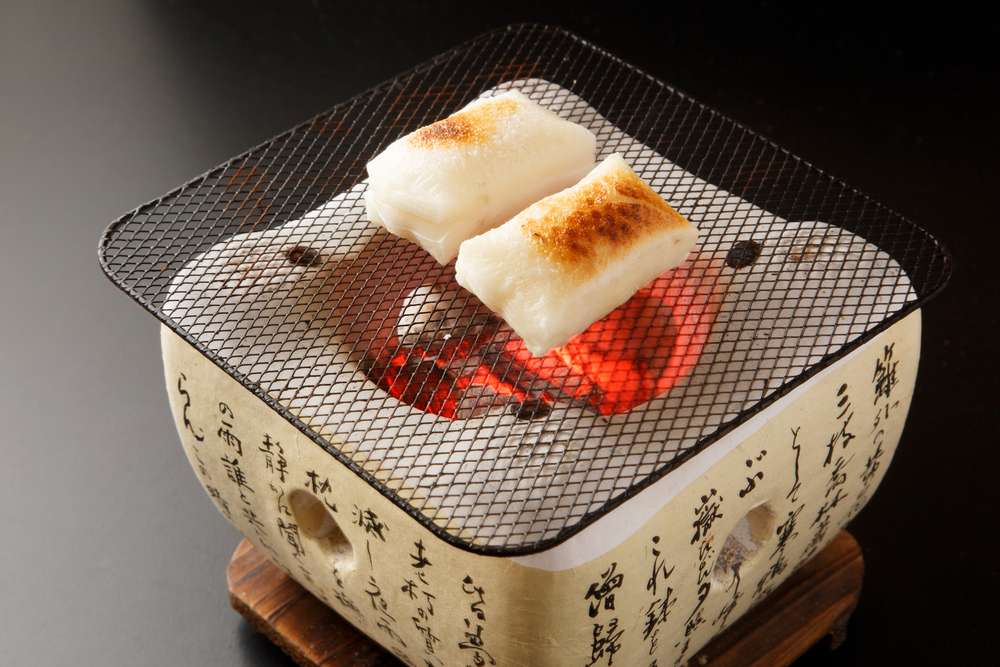 日本のしゃぶしゃぶは日本発祥の伝統的な鍋料理です。薄切りの牛肉や豚肉、野菜、麺を風味豊かなスープで煮込んだのが特徴です。の