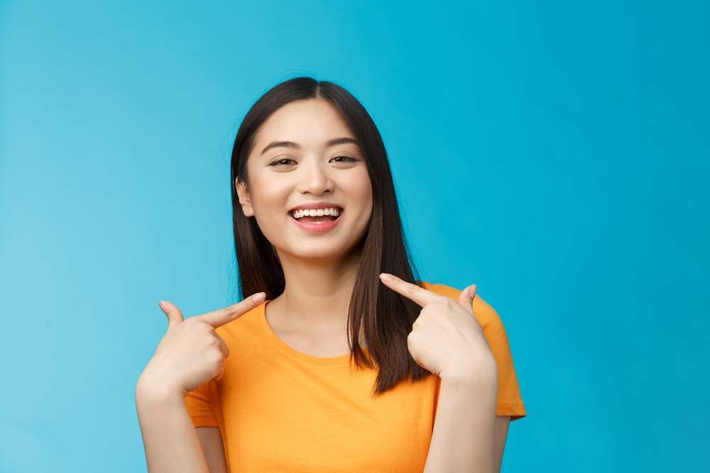 カメラに指を指すアジアの女性 - 中国人女性 ストックフォトとロイヤリティフリー画像。