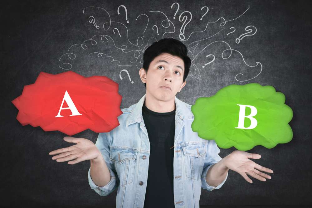 頭の上に吹き出しと疑問符を付けて選択肢 a と b を秤量する男性。すべての記号は中国 (中国) デザインで様式化されています。