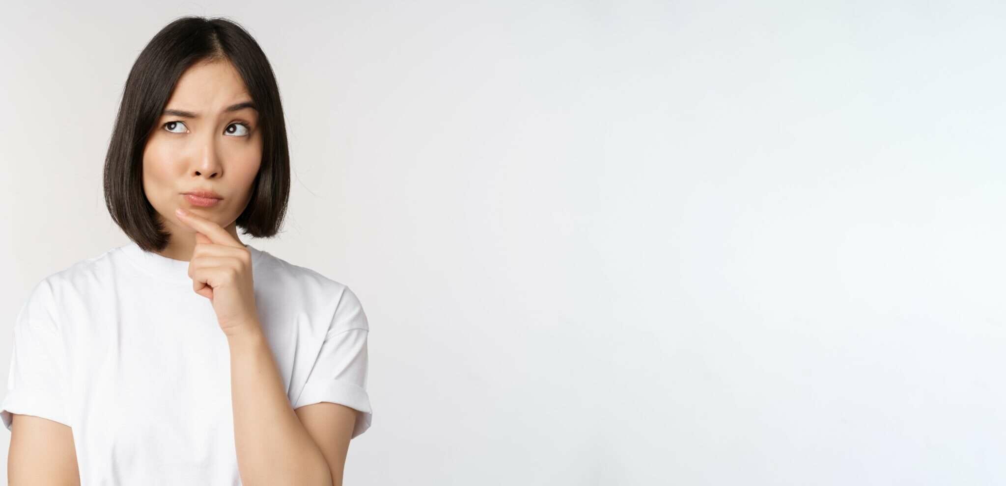 あごに手を当ててポーズをとる若い中国人女性。