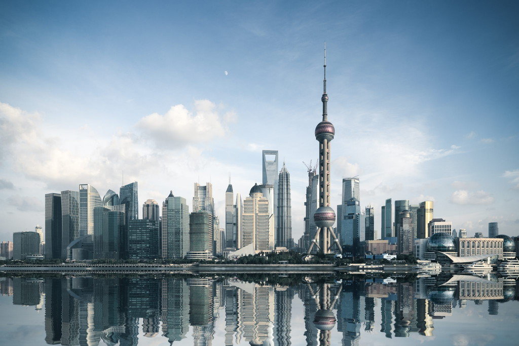中国上海のスカイラインが水面に映ります。