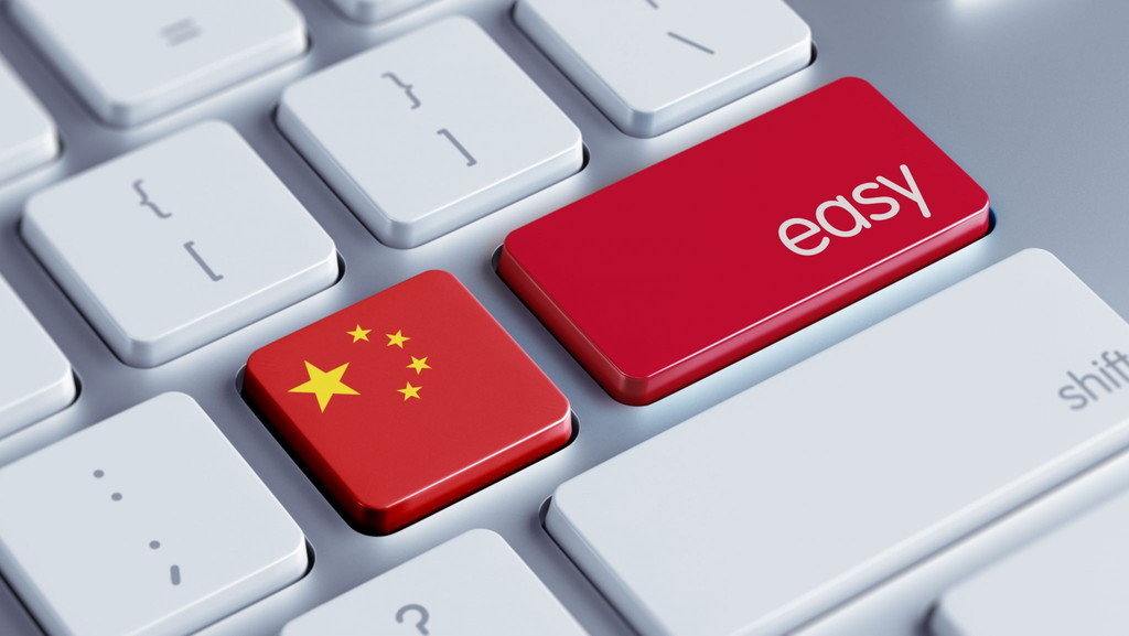 中国の国旗ボタンが目立つように表示されたコンピューターのキーボード。