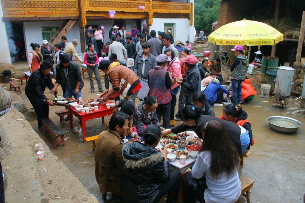中国の浸水地域でテーブルの周りに座る人々のグループ。
