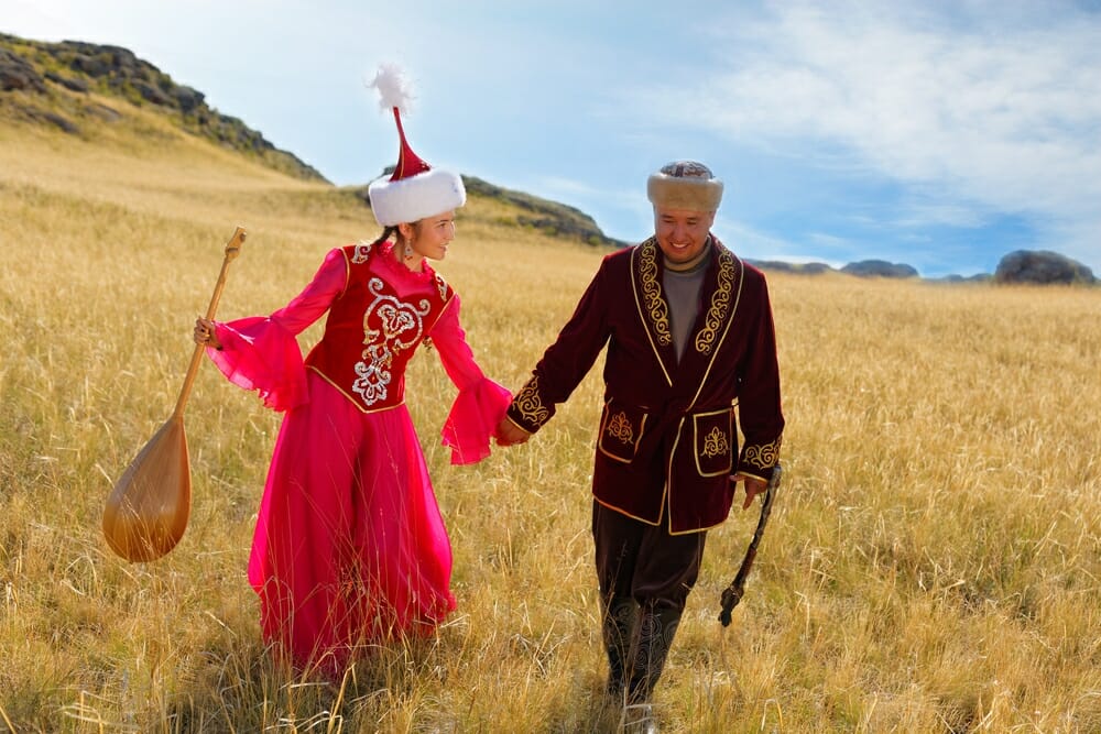 民族 衣装 かわいい 帽子 伝統 ウイグル モンゴル メンズ レディース エスニック ダンス 踊り パフォーマンス ステージ 舞台 頭 飾り 六角形 スパンコール 三つ編み 黒 赤 黄