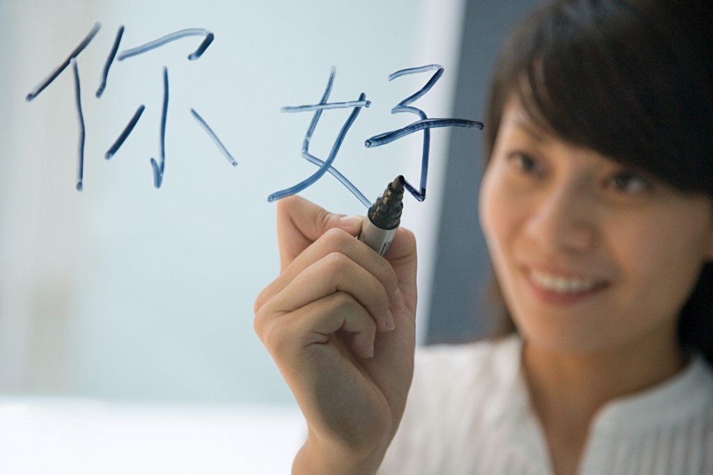 マーカーで漢字を書く中国の女性。