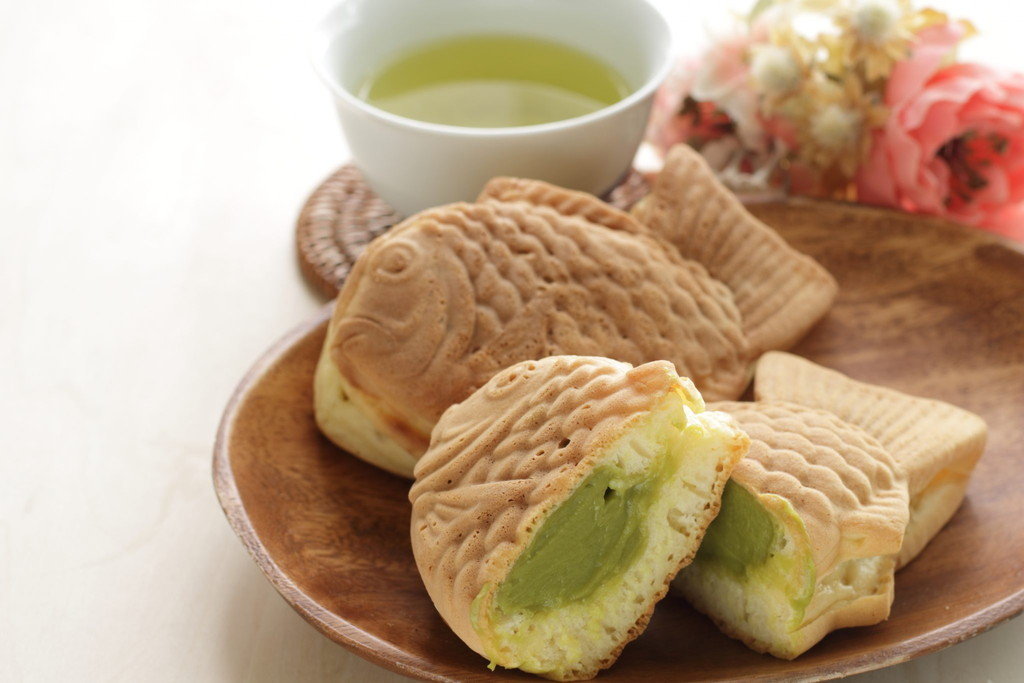中国料理をイメージした、緑茶と魚の形をしたクッキーのプレート。