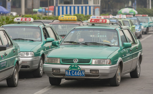 路上に駐車されたタクシーのグループ。