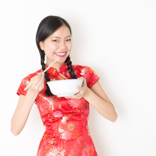 説明：紅色の礼服を着た中国の女性が一杯の米饭を着ています。