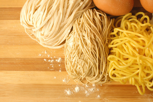 木製のテーブルの上の麺。