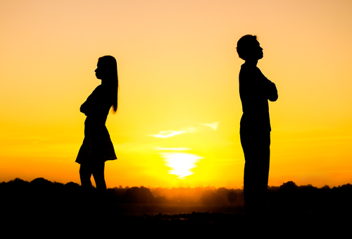 中国の夕暮れ時の男性と女性のシルエット。